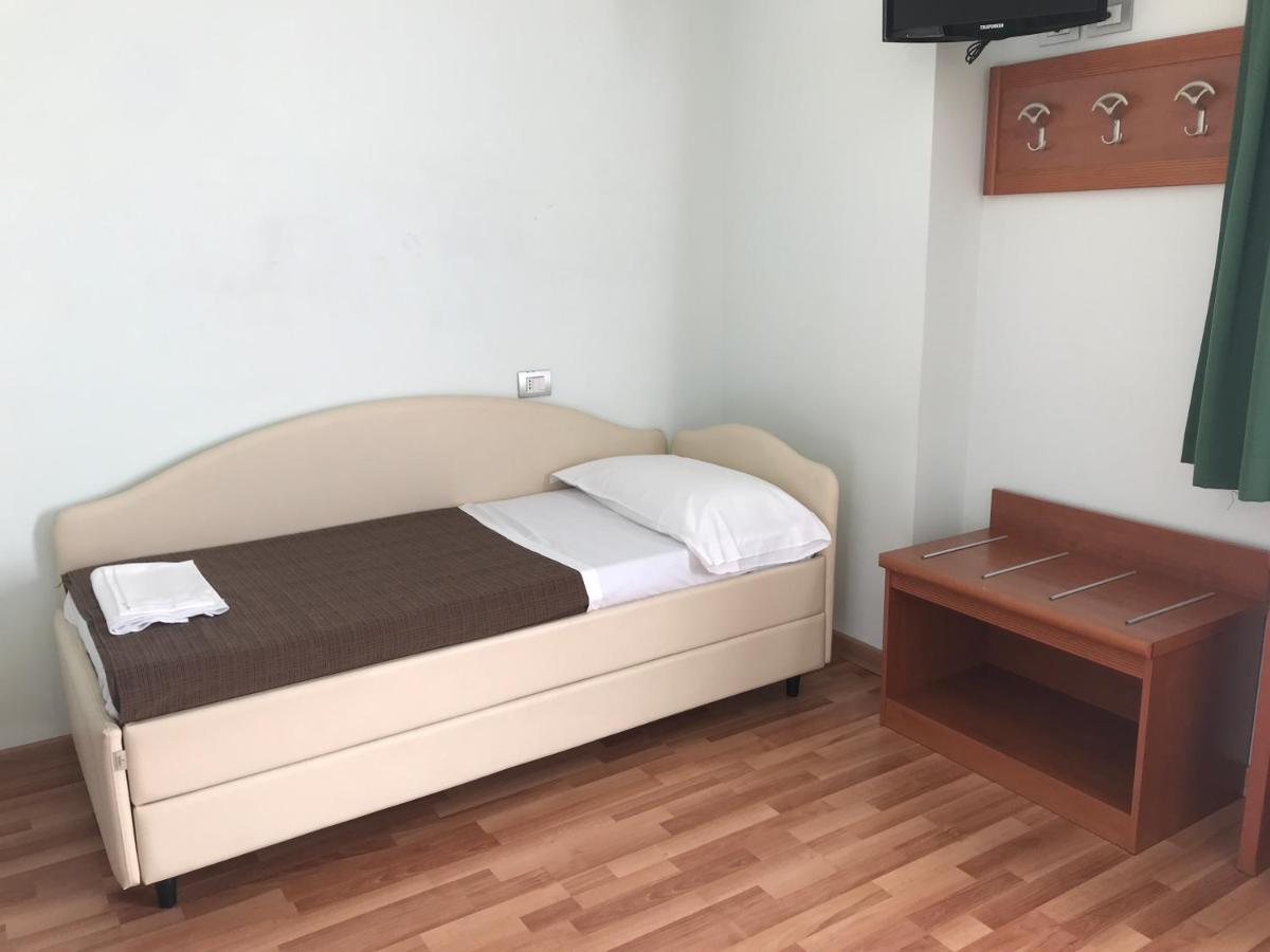 Hotel Donnini Assisi Bagian luar foto