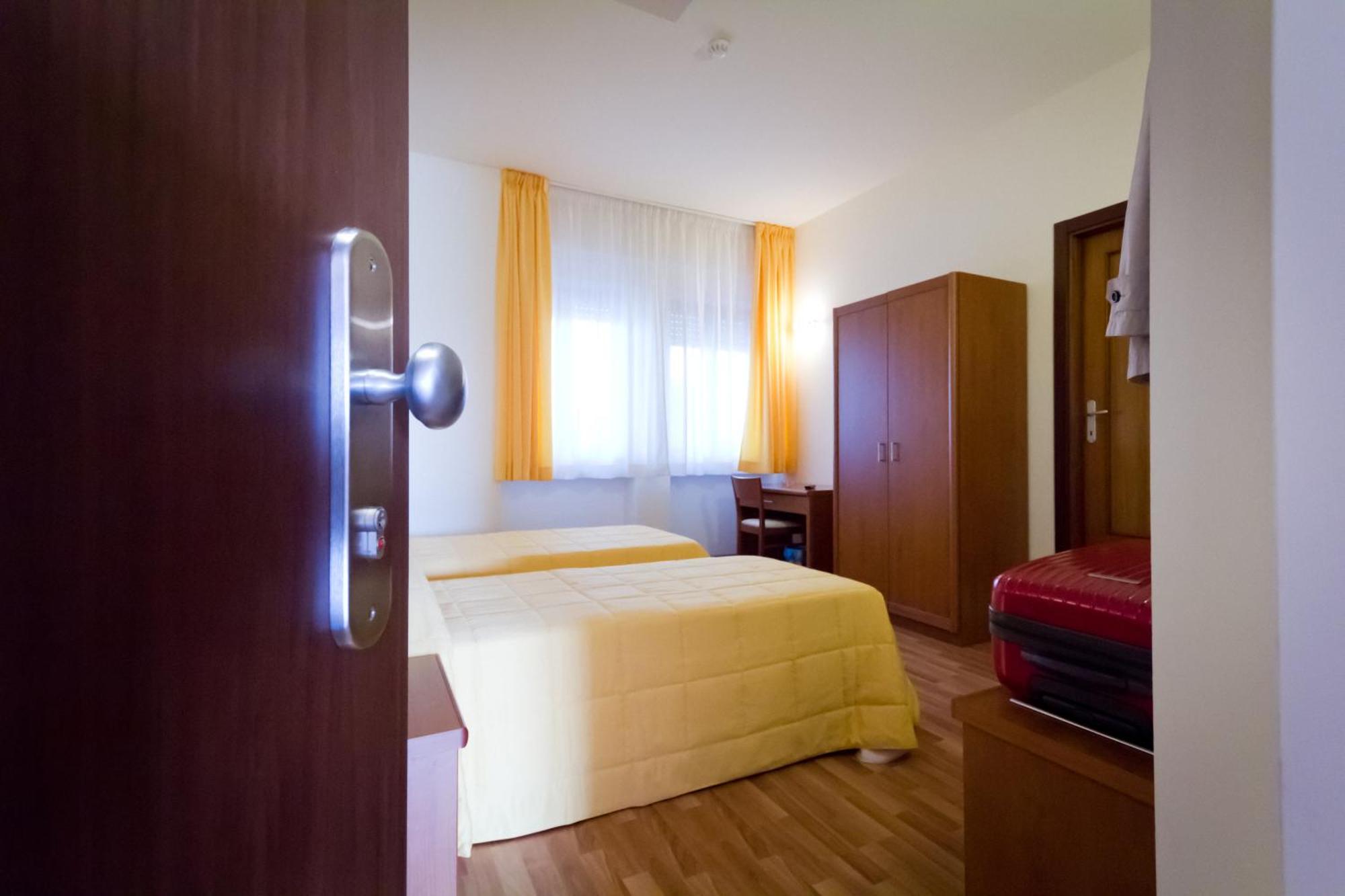 Hotel Donnini Assisi Bagian luar foto